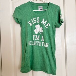 MLB x PINK SF Giants St. Patrick’s Day Tee, Kiss me I’m a giants fan